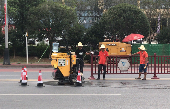 施工機械化，采用圓形井蓋切割機整治修復(fù)路面井蓋問題