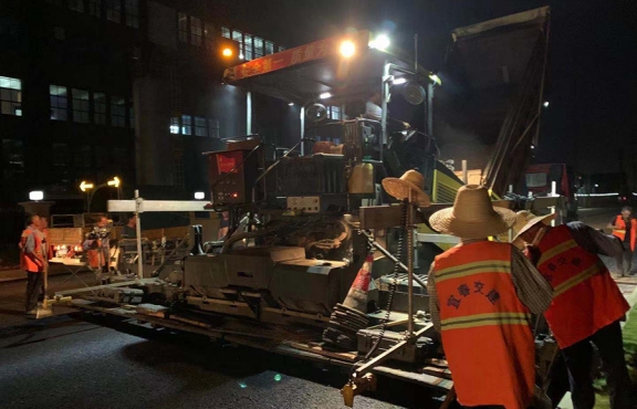 爭分奪秒，挑燈夜戰(zhàn)趕工期